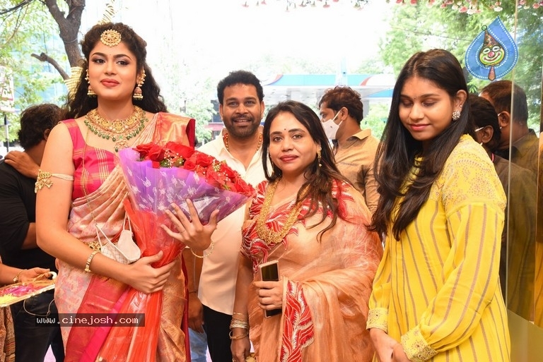 Faria Abdullah launch by Mandir Shopping Mall - 30 / 41 photos