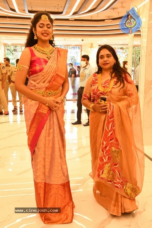 Faria Abdullah launch by Mandir Shopping Mall - 31 / 41 photos
