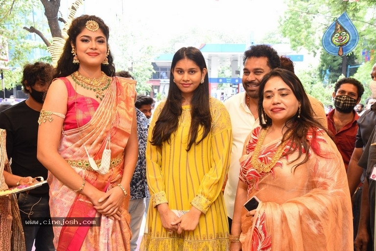 Faria Abdullah launch by Mandir Shopping Mall - 36 / 41 photos