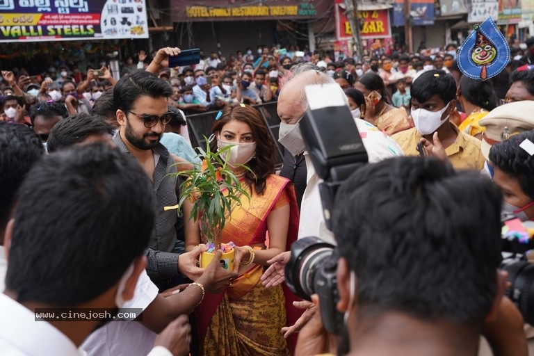 Kajal Aggarwal Launch Kasam pullaiah shopping mall - 4 / 18 photos