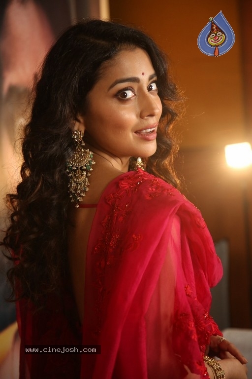 Shriya Saran Photos - 3 / 20 photos