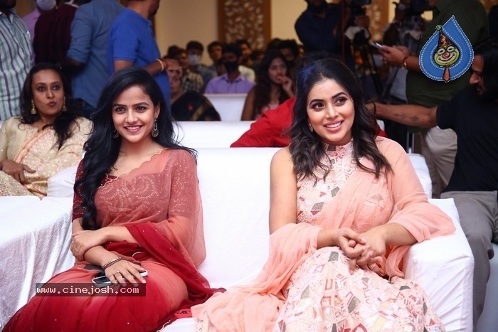 20th Anniversary of Santosham - Suman Tv South Indian Film Awards event - 25 / 34 photos