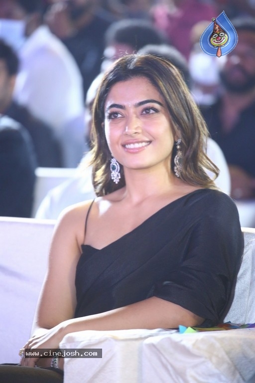 Pushpa Pre Release Event 02 - 14 / 42 photos