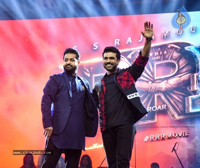Roar of RRR in Mumbai - 24 / 29 photos