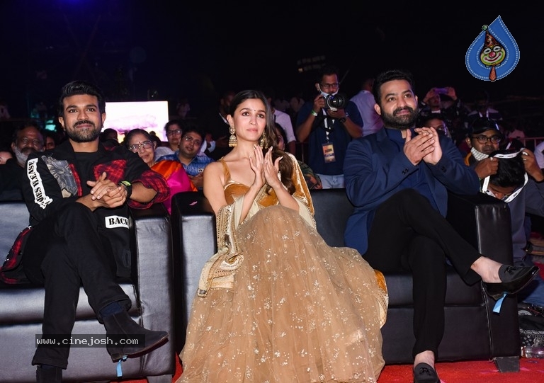 Roar of RRR in Mumbai - 26 / 29 photos