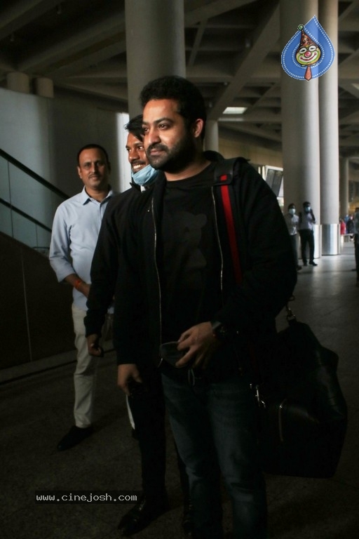 NTR spotted at Mumbai Airport - 3 / 17 photos