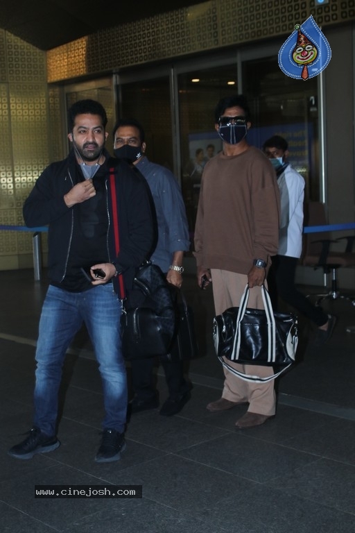 NTR spotted at Mumbai Airport - 5 / 17 photos