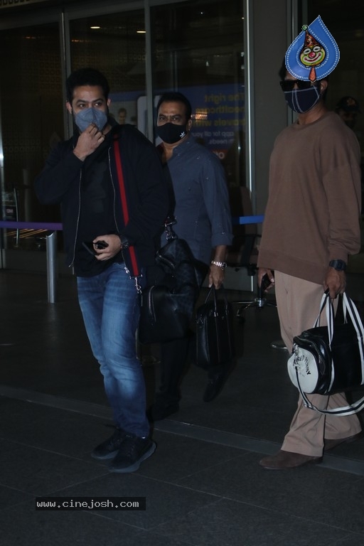 NTR spotted at Mumbai Airport - 7 / 17 photos