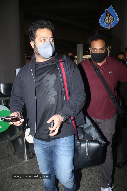 NTR spotted at Mumbai Airport - 8 / 17 photos