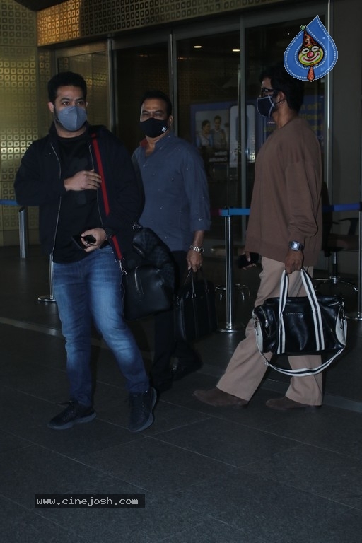 NTR spotted at Mumbai Airport - 9 / 17 photos