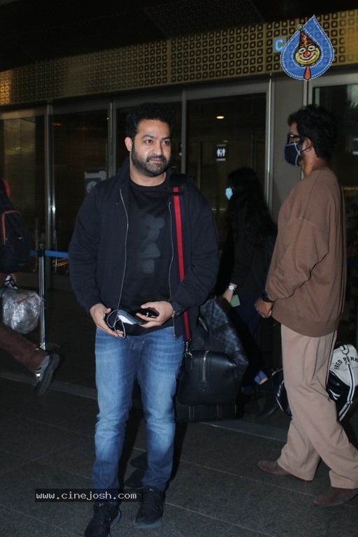 NTR spotted at Mumbai Airport - 12 / 17 photos