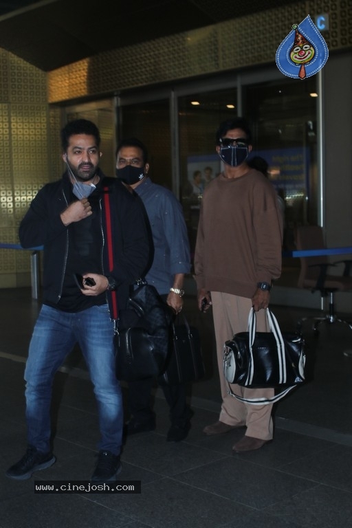 NTR spotted at Mumbai Airport - 14 / 17 photos
