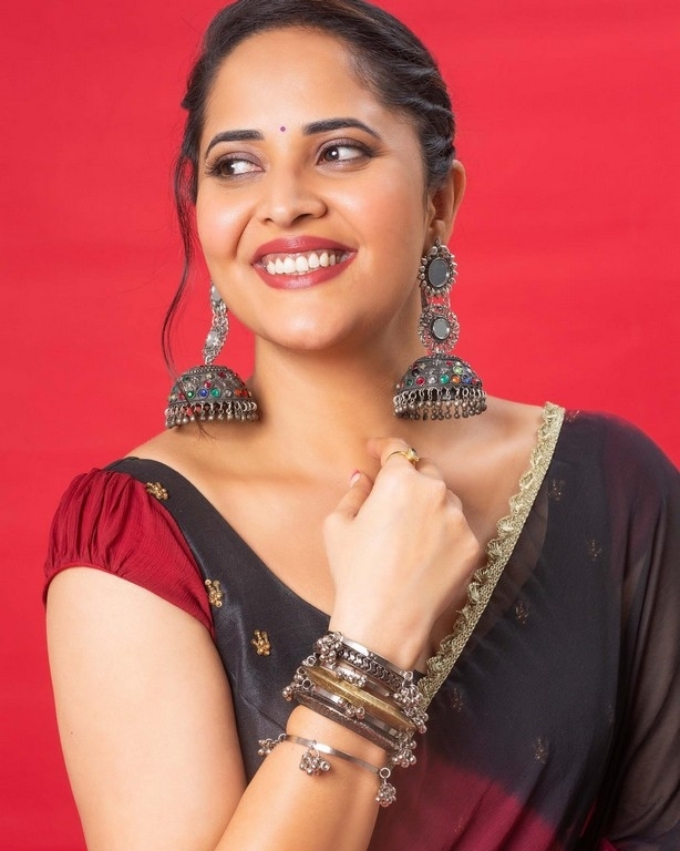 Anasuya Bharadwaj Pics - 1 / 8 photos