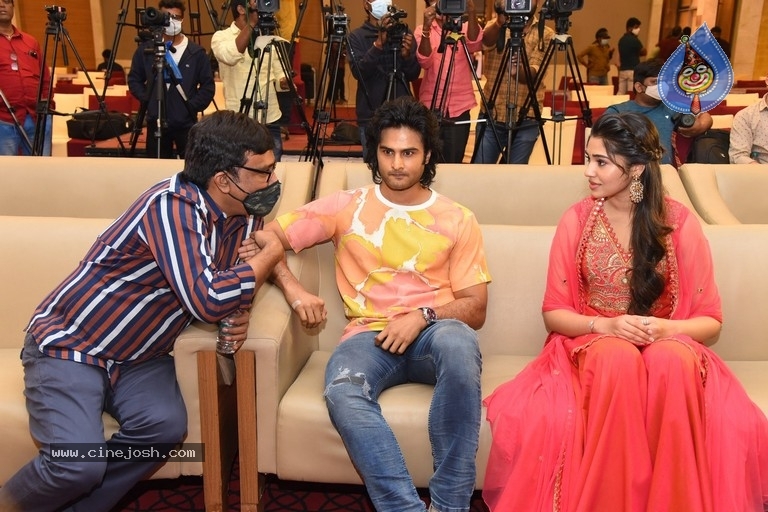 Aa Ammayi Gurinchi Meeku Cheppali First Look Launch - 9 / 19 photos