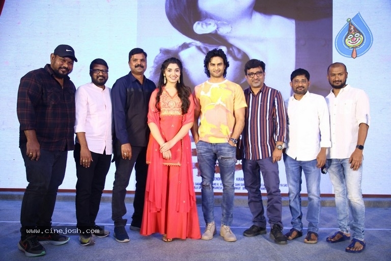 Aa Ammayi Gurinchi Meeku Cheppali First Look Launch - 10 / 19 photos