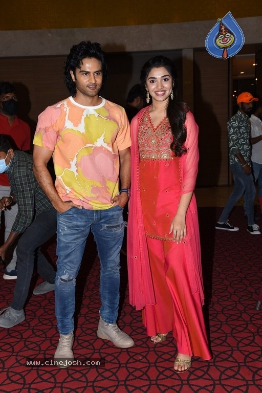 Aa Ammayi Gurinchi Meeku Cheppali First Look Launch - 13 / 19 photos