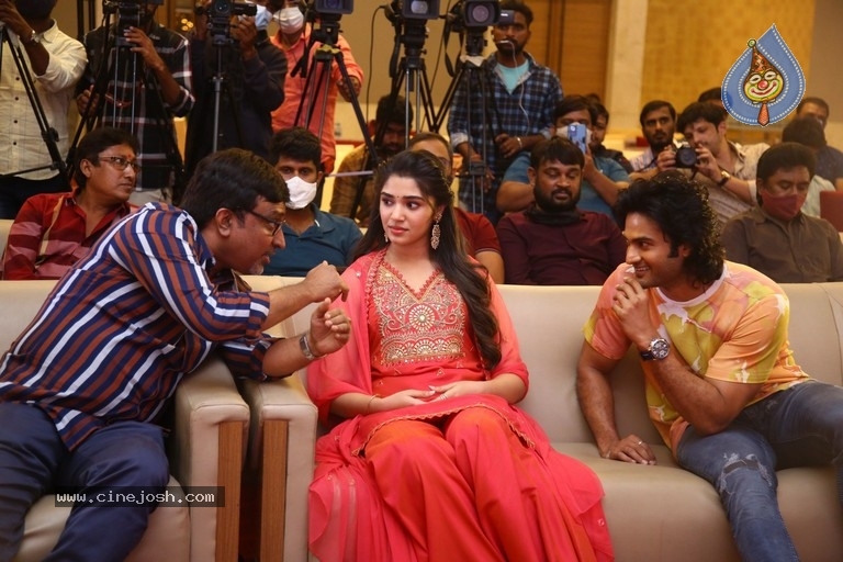 Aa Ammayi Gurinchi Meeku Cheppali First Look Launch - 19 / 19 photos