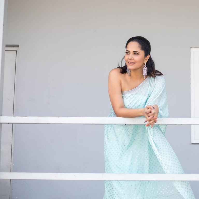 Anasuya Bharadwaj Photos - 2 / 5 photos