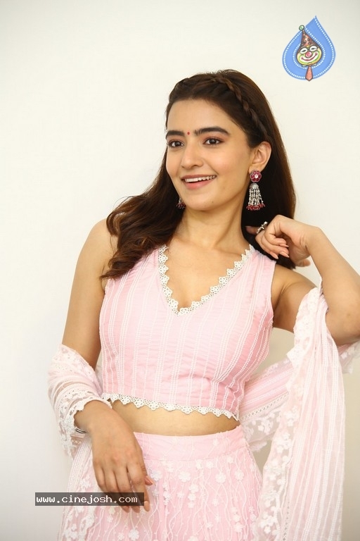 Rukshar Dhillon Interview photos - 14 / 18 photos