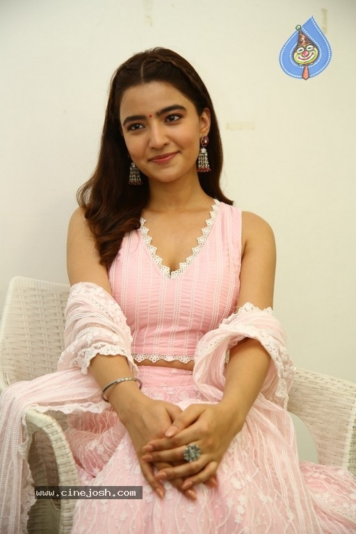 Rukshar Dhillon Interview photos - 15 / 18 photos