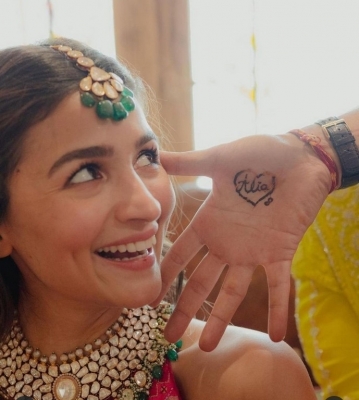 Alia Bhatt Mehendi Function photos - 1 of 4