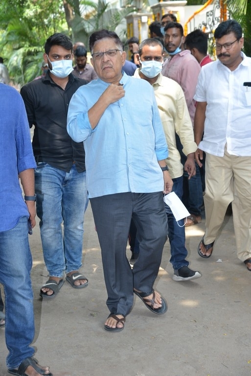 Celebs pays last rites to Narayan Das Narang - 3 / 28 photos