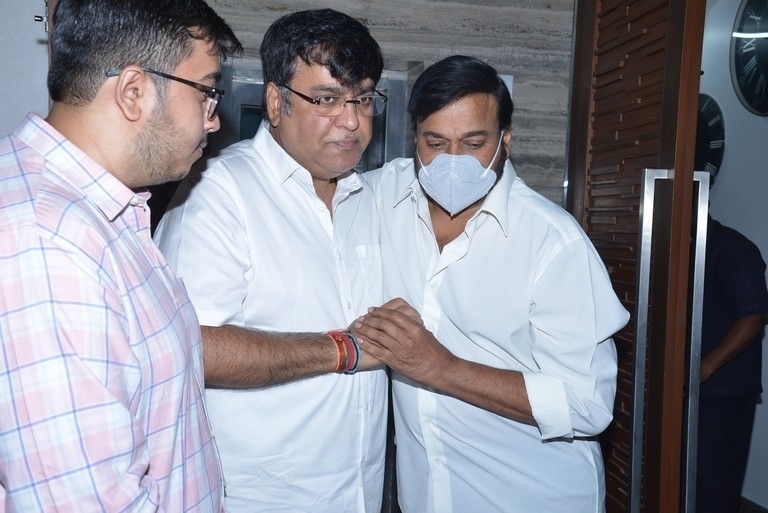 Celebs pays last rites to Narayan Das Narang - 12 / 28 photos