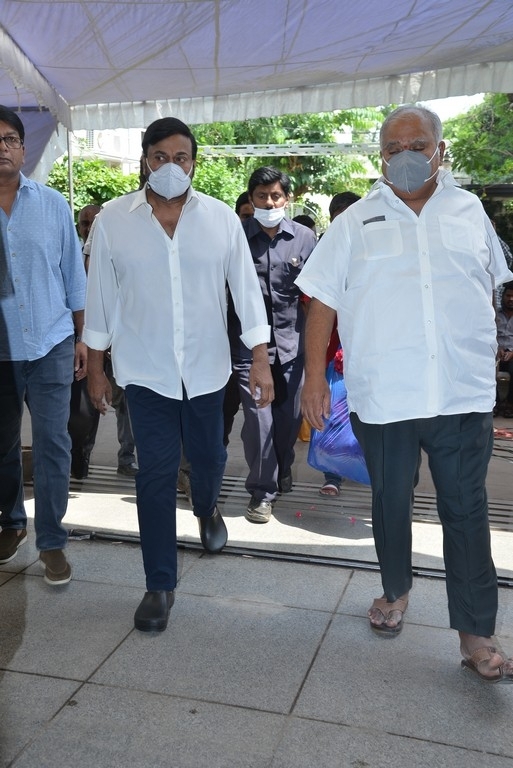 Celebs pays last rites to Narayan Das Narang - 13 / 28 photos