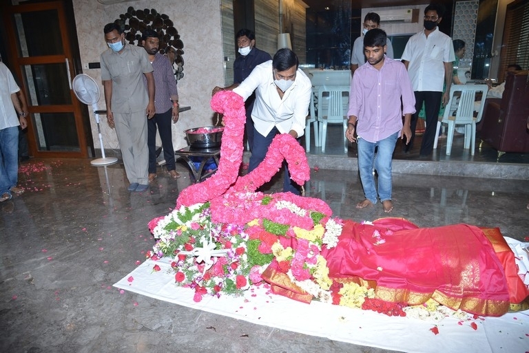 Celebs pays last rites to Narayan Das Narang - 19 / 28 photos