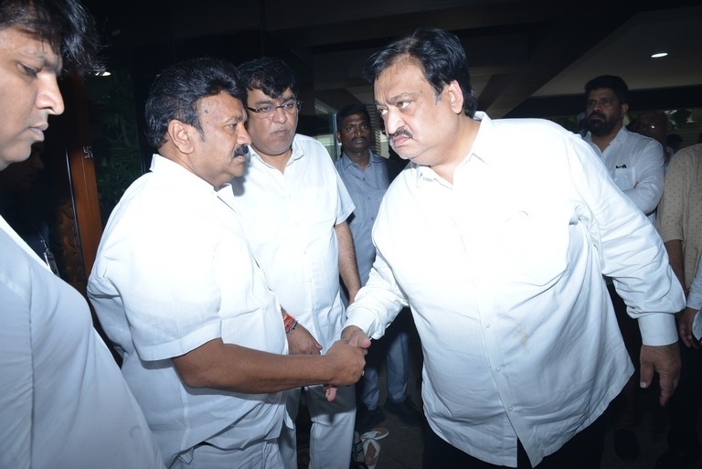 Celebs pays last rites to Narayan Das Narang - 23 / 28 photos