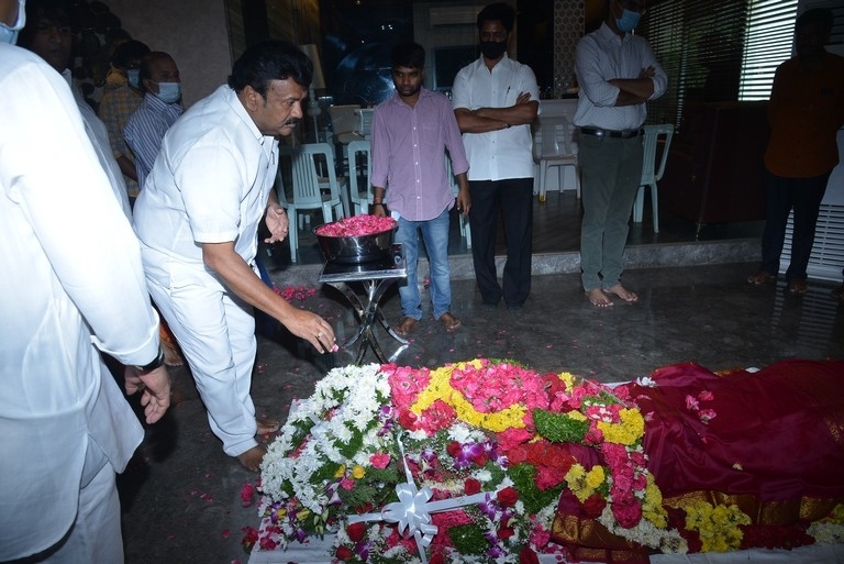 Celebs pays last rites to Narayan Das Narang - 25 / 28 photos