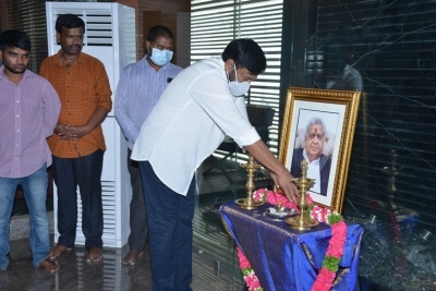 Celebs pays last rites to Narayan Das Narang - 27 of 28