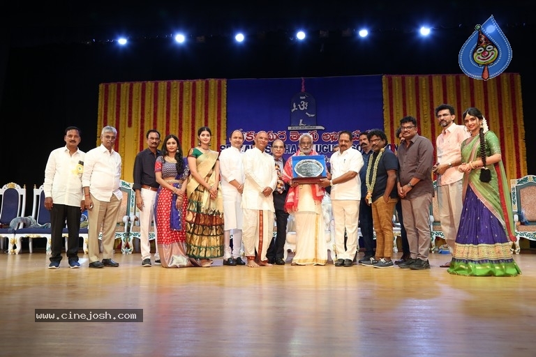 Sri Kala Sudha Telugu Movie Awards 2021 - 25 / 38 photos