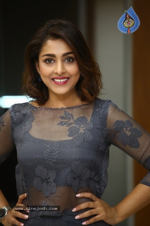 Madhu Shalini Photos - 1 / 21 photos