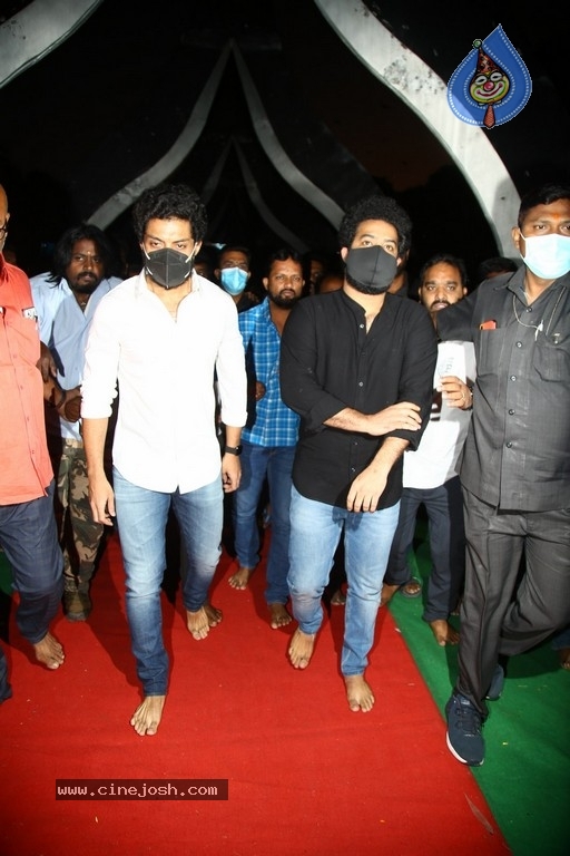 Jr NTR and Kalyan Ram At NTR Ghat - 10 / 34 photos