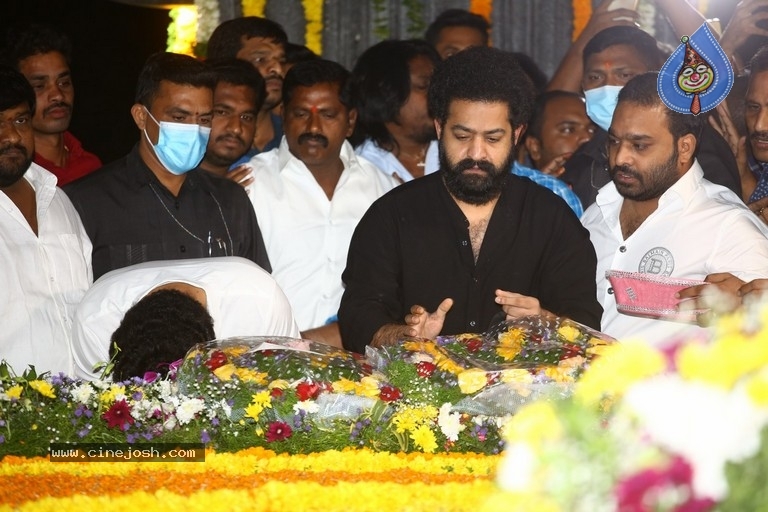 Jr NTR and Kalyan Ram At NTR Ghat - 25 / 34 photos