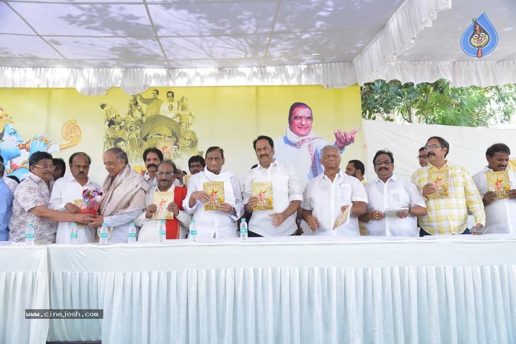 Mahanatudu-Prajanayakudu NTR book launch - 2 / 63 photos