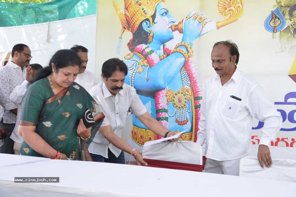 Mahanatudu-Prajanayakudu NTR book launch - 26 / 63 photos
