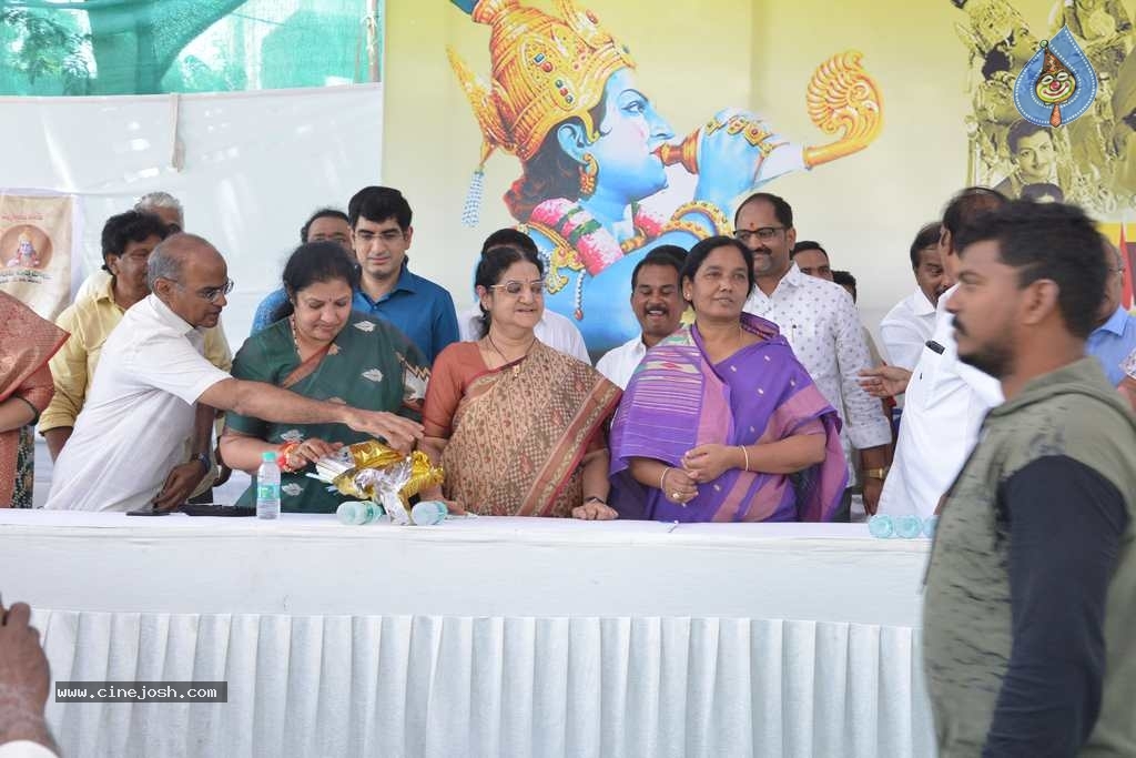 Mahanatudu-Prajanayakudu NTR book launch - 51 / 63 photos