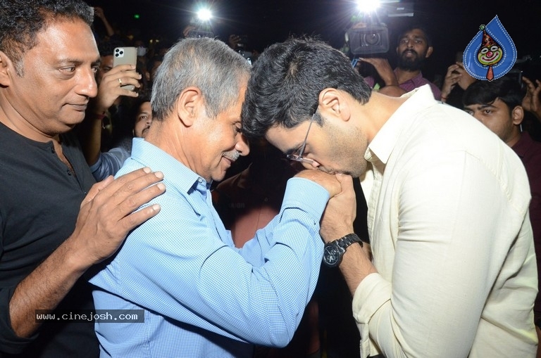 Major Movie Celebrity Show - 36 / 42 photos