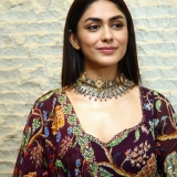 Mrunal Thakur Photos