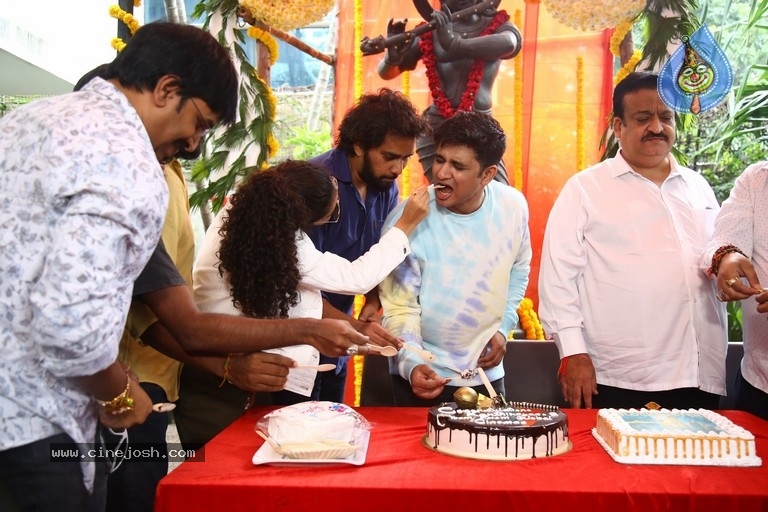 Karthikeya 2 Success Celebrations - 13 / 21 photos