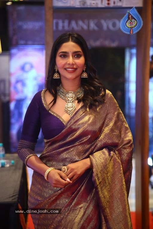 Aishwarya Lekshmi Pics - 2 / 21 photos