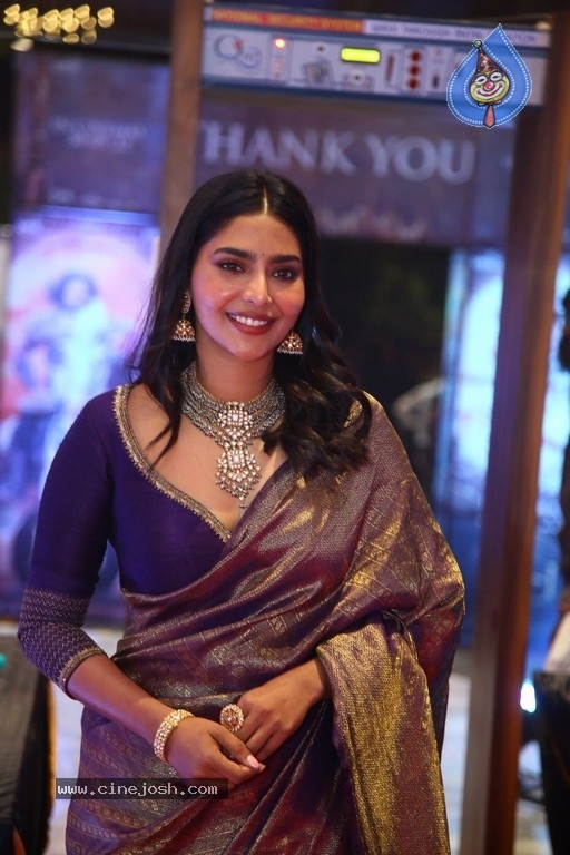 Aishwarya Lekshmi Pics - 3 / 21 photos