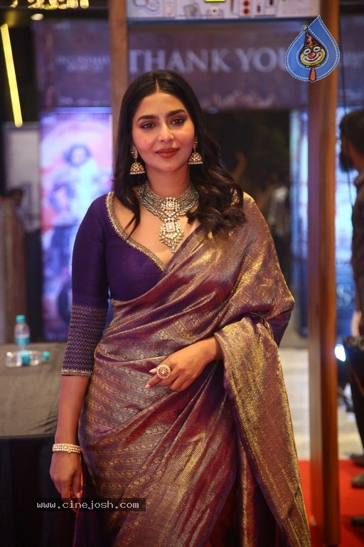 Aishwarya Lekshmi Pics - 14 / 21 photos