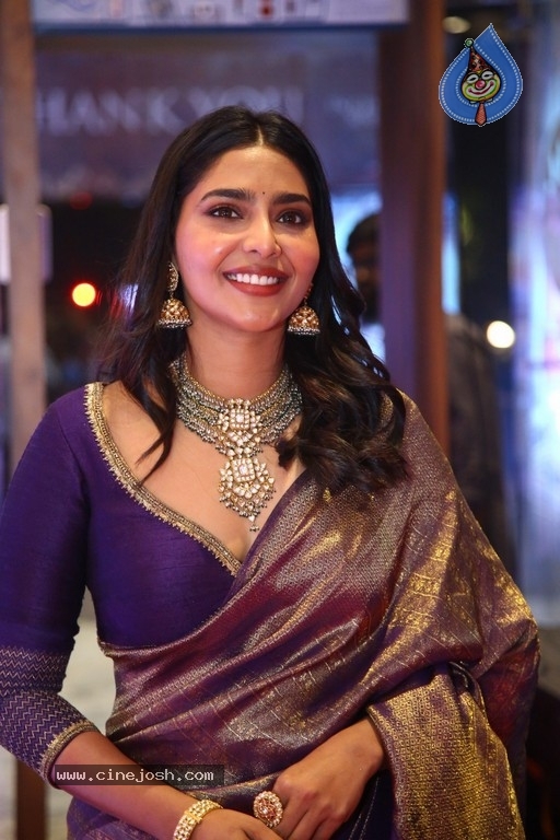 Aishwarya Lekshmi Pics - 17 / 21 photos