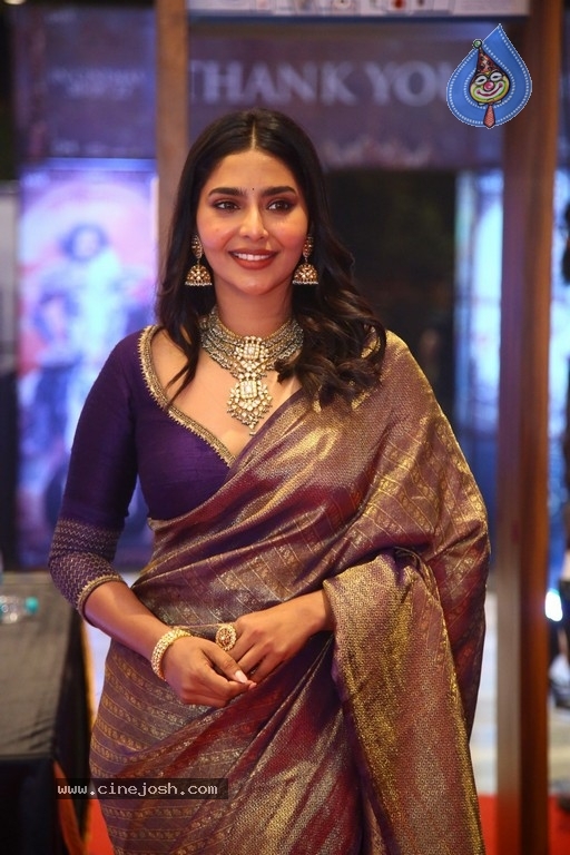 Aishwarya Lekshmi Pics - 20 / 21 photos