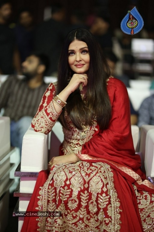 Aishwarya Rai Photos - 12 / 20 photos