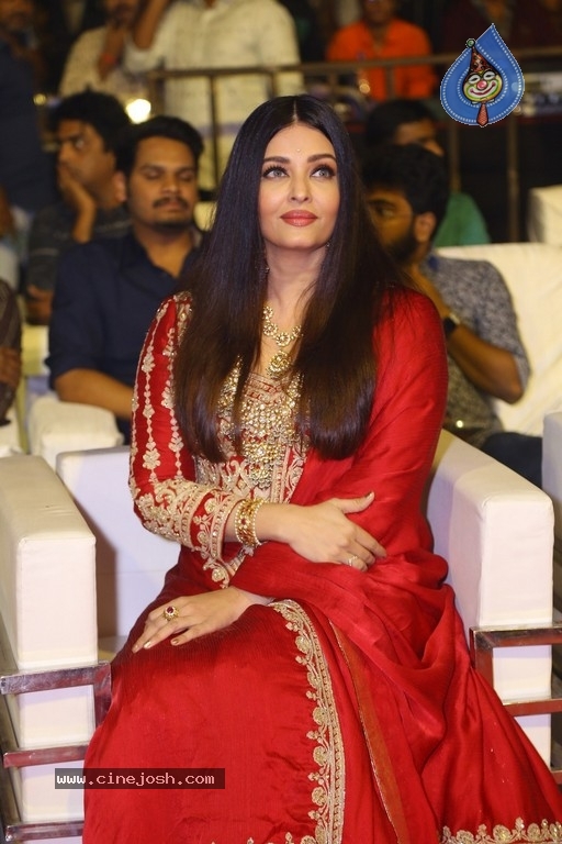 Aishwarya Rai Photos - 13 / 20 photos