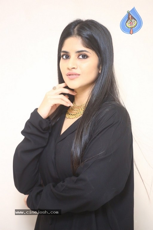 Megha Akash Photos - 13 / 17 photos